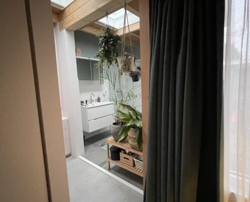 doorkijk naar badkamer